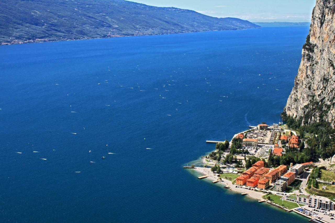 Campione Splendid View By Gardadomusmea Lejlighed Campione del Garda Eksteriør billede